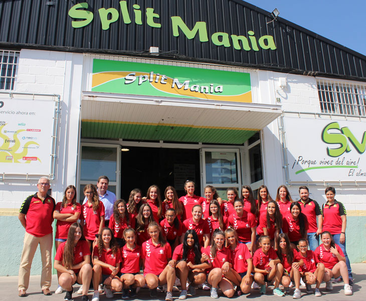 Las secciones femeninas del Córdoba de Balonmano en una imagen reciente
