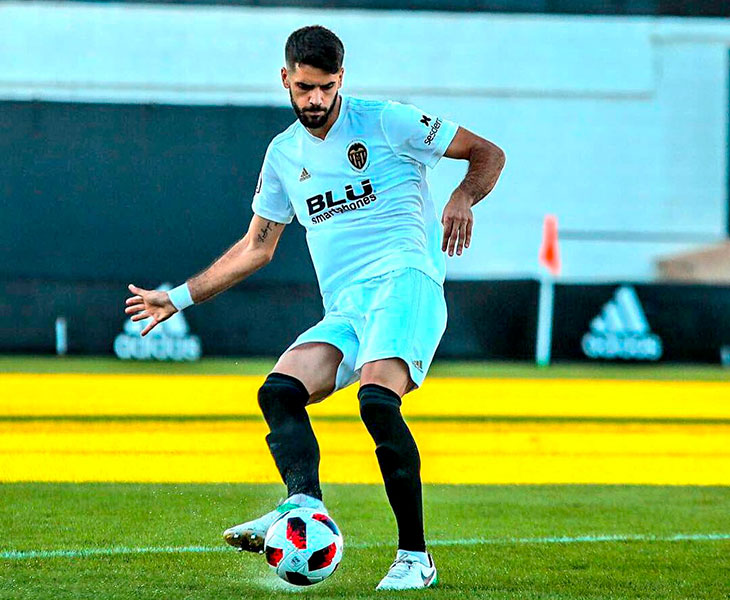 Fernando Román jugando esta temporada con el filial del Valencia
