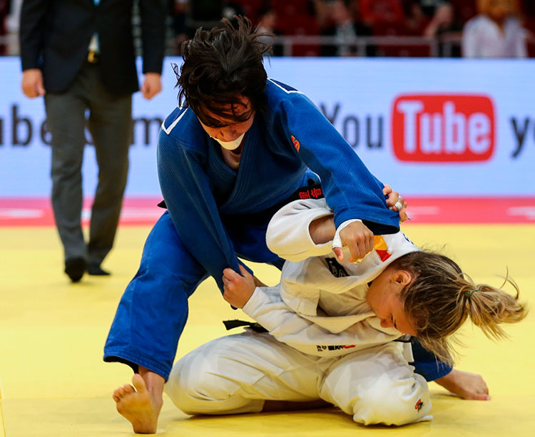 Julia Figueroa en acción inmovilizando a una rival