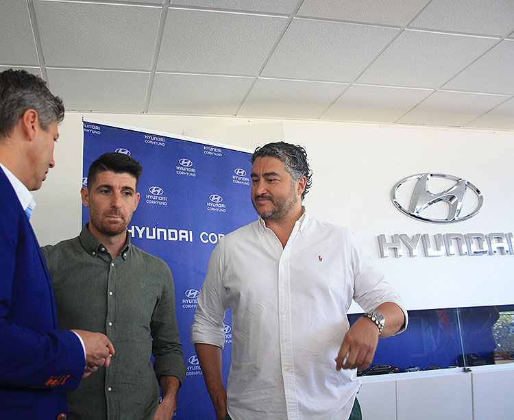 Alfonso Serrano departiendo con Javi Flores junto a Miguel Valenzuela, el director-gerente de Hyundai en Córdoba