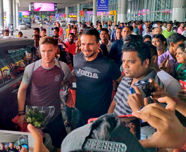 Así recibió la afición del Mohun Bagan a Fran González y Joseba Beitia a su llegada a la India