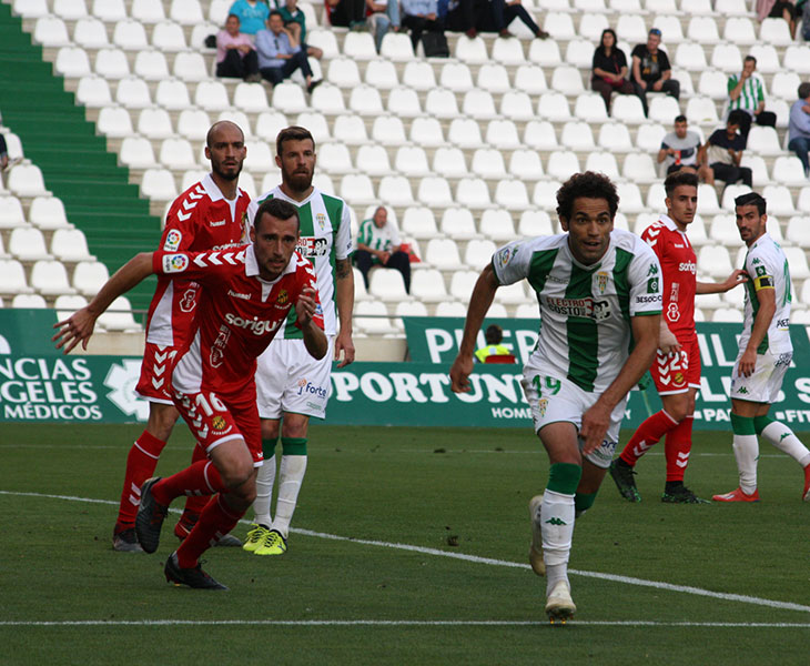 Imanol García corre en busca de un Quim Araujo en el partido de El Arcángel ante el Nástic
