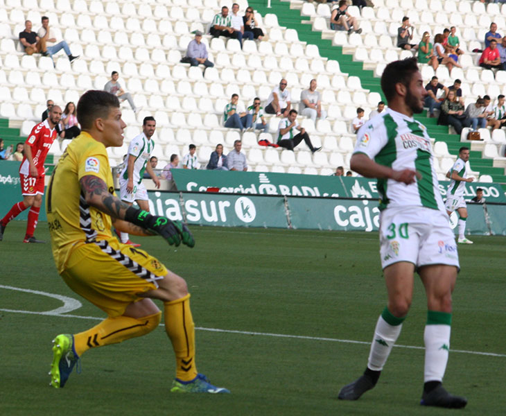 El meta Isaac Becerra tras despejar un balón ante la llegada de Andrés Martín