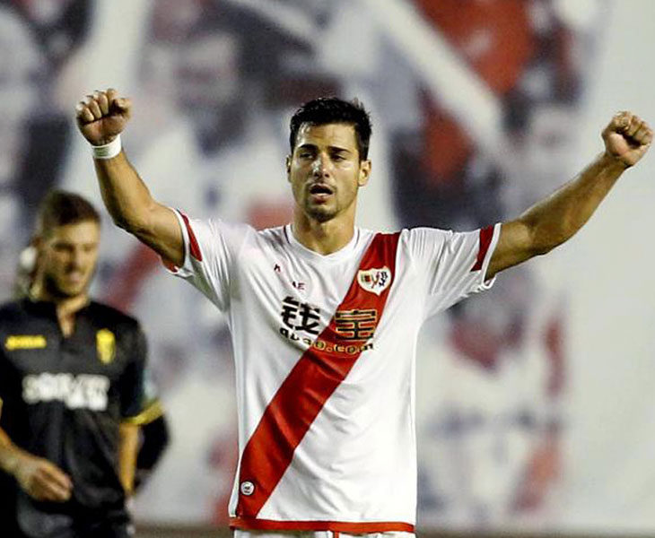 Javi Guerra celebrando un gol con el Rayo Vallecano