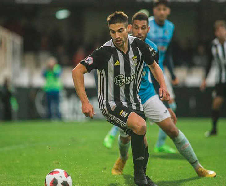 Jesús Álvaro girando con el balón controlado ante un rival.