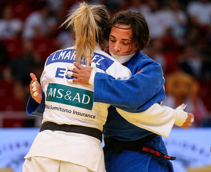 Julia Figueroa abrazando a Laura Martínez tras ganarle el bronce en Budapest