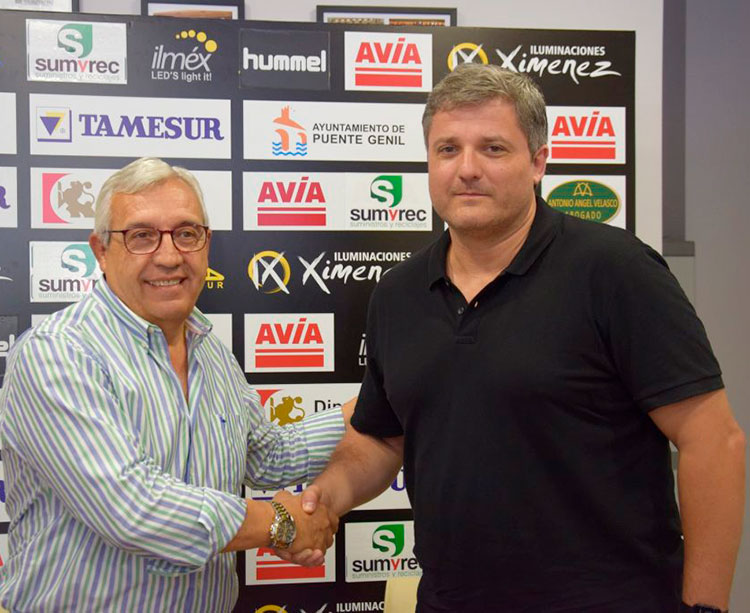 Mariano Jiménez estrechando su mano con Paco Bustos
