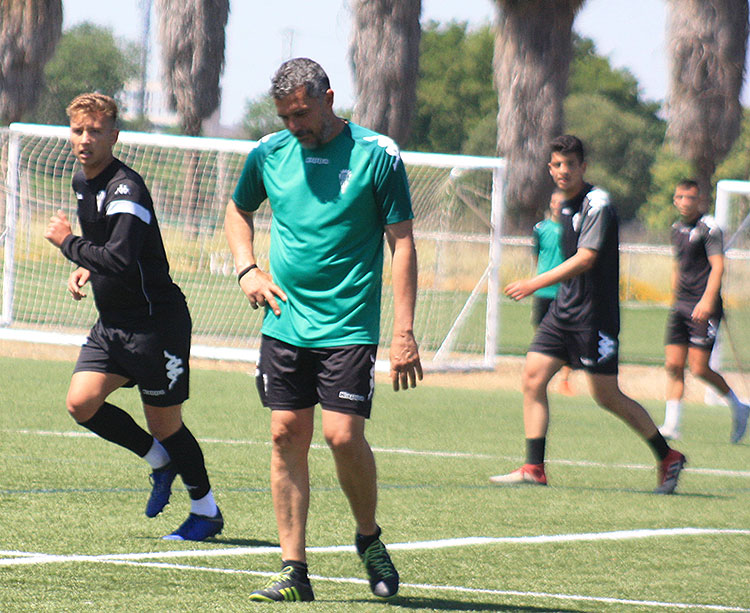 Juan Marrero en uno de sus últimas sesiones de entrenamientos en mayo con el filial y los chavales del juvenil integrados en su plantel