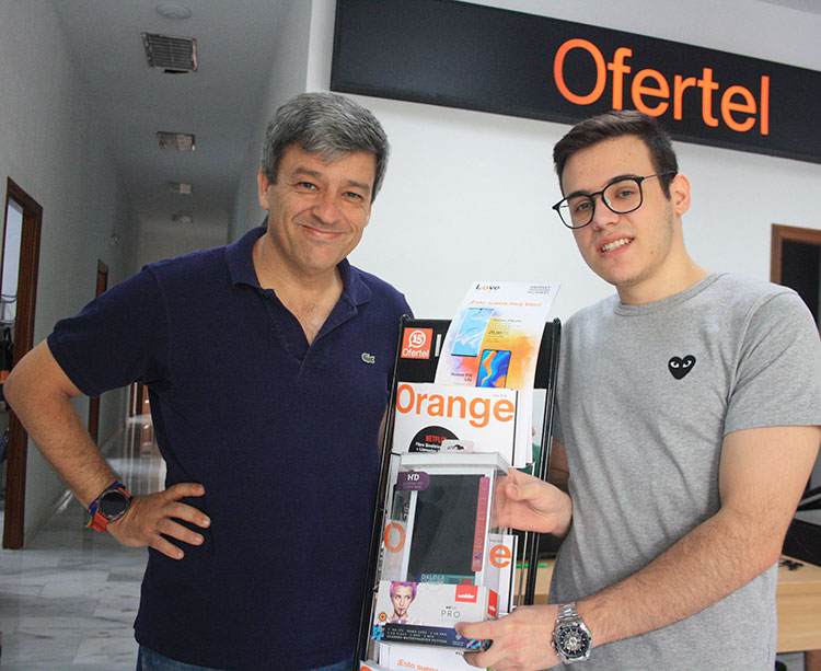 Enrique Martínez recibiendo la mini-tablet en la sede de Ofertel de la mano de Javier Campos