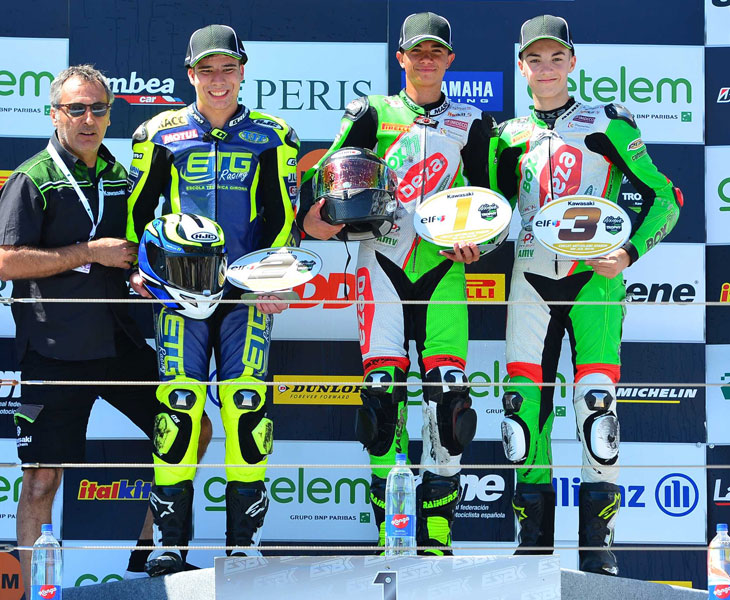 Óscar Núñez, ganador absoluto y de la Ninja Spirit, con Álex Carrión tercero en este certamen, junto con el segundo clasificado y el representante de Kawasaki, Pep Sastre