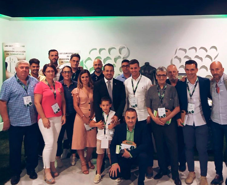 Ratificado. Pablo Lozano rodeado de los suyos, con Martín Torralbo a su vera, tras confirmarse su continuidad como presidente de la Andaluza hasta las elecciones de julio de 2020