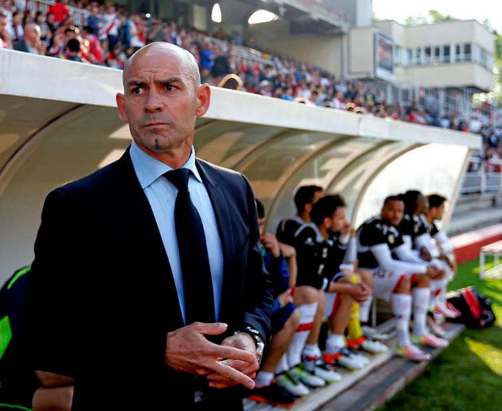 Paco Jémez delante del banquillo de Rayo