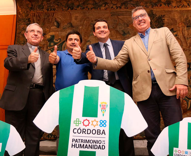 José María Bellido y José Román en el centro mostrando sus pulgares junto al presidente del IMDECO (d) y el Deán-presidente del Cabildo Catedral, Manuel Pérez Moya (i)