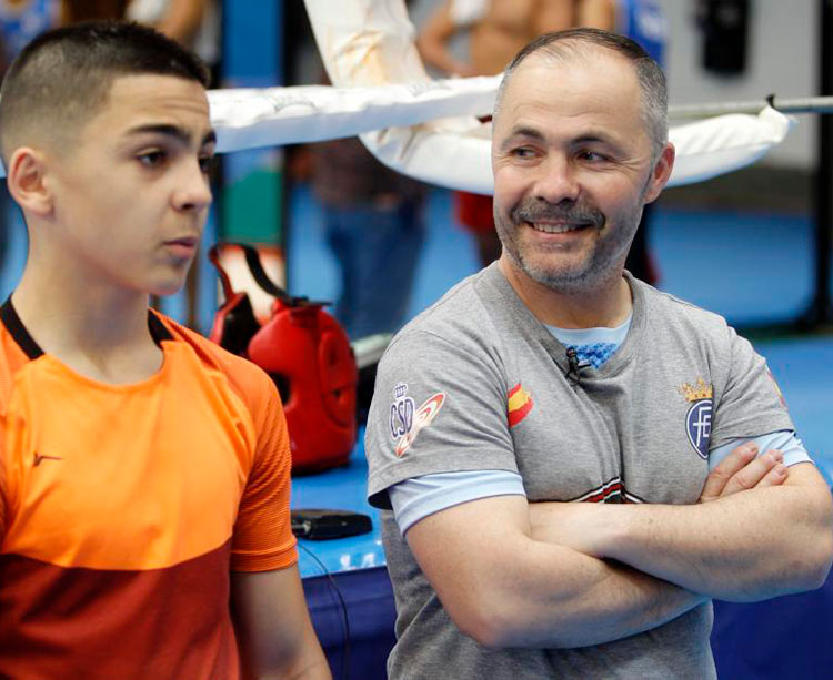 Rafa Lozano, padre e hijo, junto a un ring tras una jornada de entrenamientos en Madrid