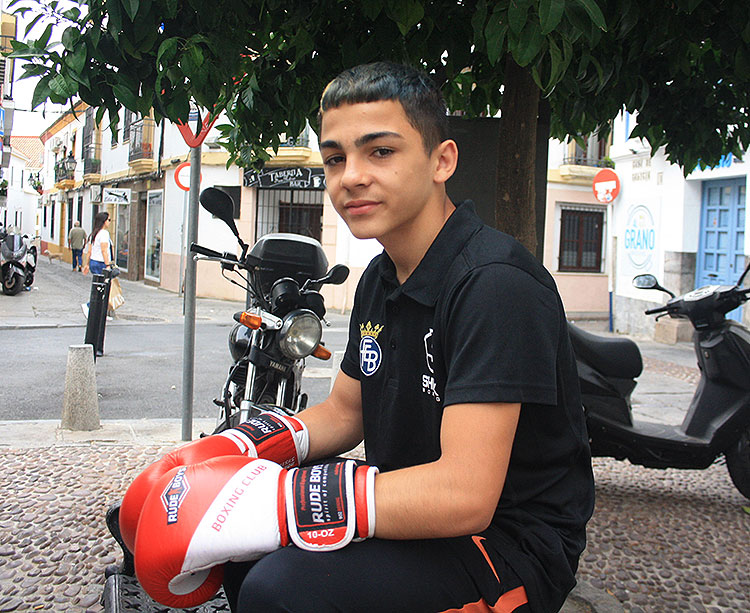 Rafa Lozano posando para la cámara de Cordobadeporte.com en un banco de la plaza de San Pedro