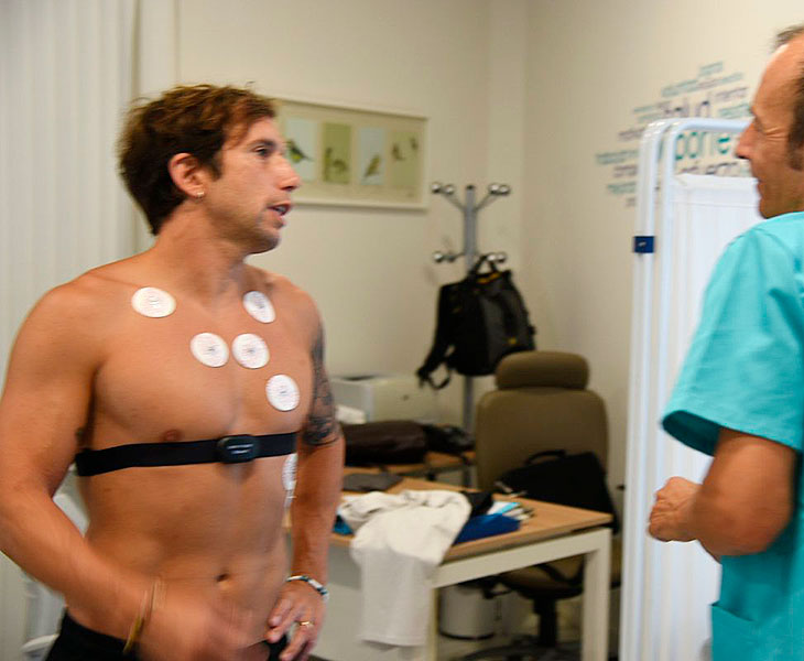 Raúl Cámara con distintos electrodos en su pecho durante el reconocimiento médico