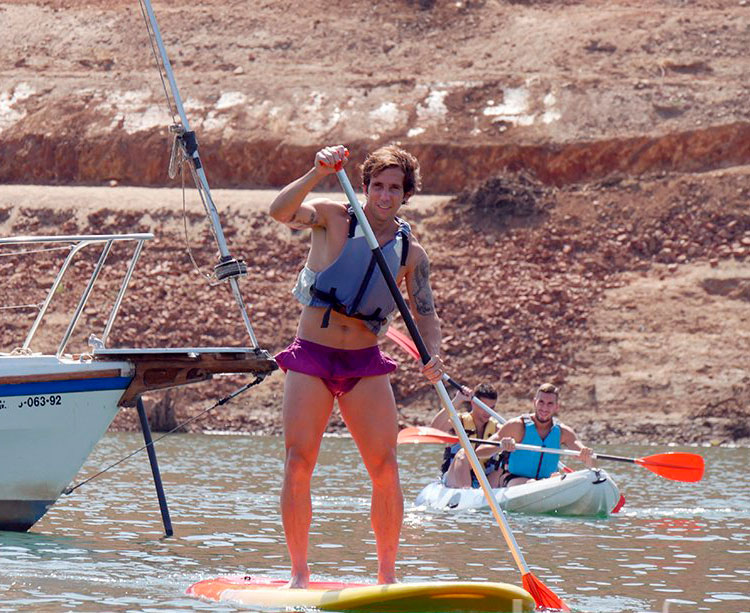 Raúl Cámara haciendo pádel surf esta mañana en el pantano de La Breña