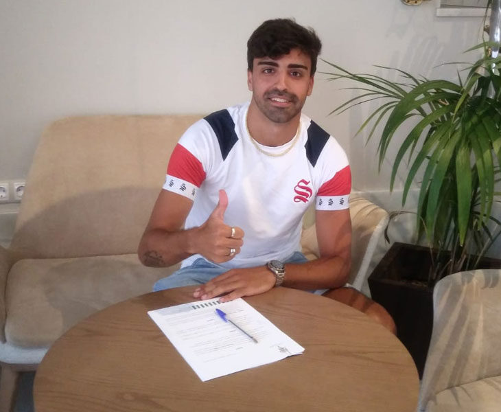 Víctor Díaz tras firmar su nuevo contrato