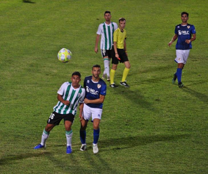 El costarricense Sebastián Castro emparejado con un linarense viendo caer un balón del cielo