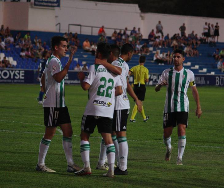 Los jugadores del Córdoba celebrando uno de sus goles en Linares. Autor: Paco Jiménez
