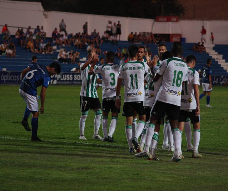 Los futbolistas del Córdoba celebran uno de sus goles en Linarejos. Autor: Paco Jiménez