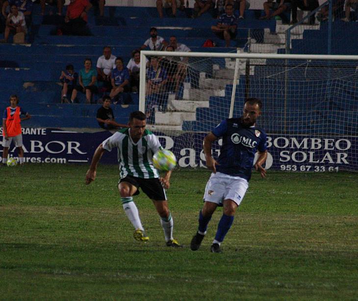 Jesús Álvaro sigue con la mirada un balón en juego. Autor: Paco Jiménez