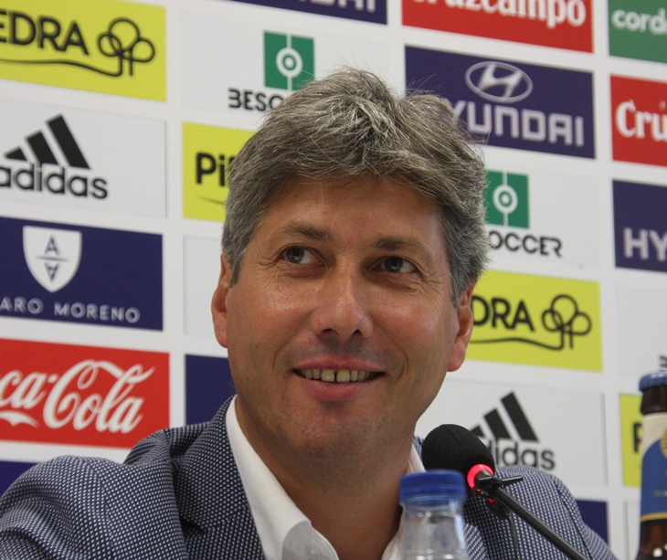 Al mal tiempo buena cara. Alfonso Serrano, director deportivo, en sala de prensa