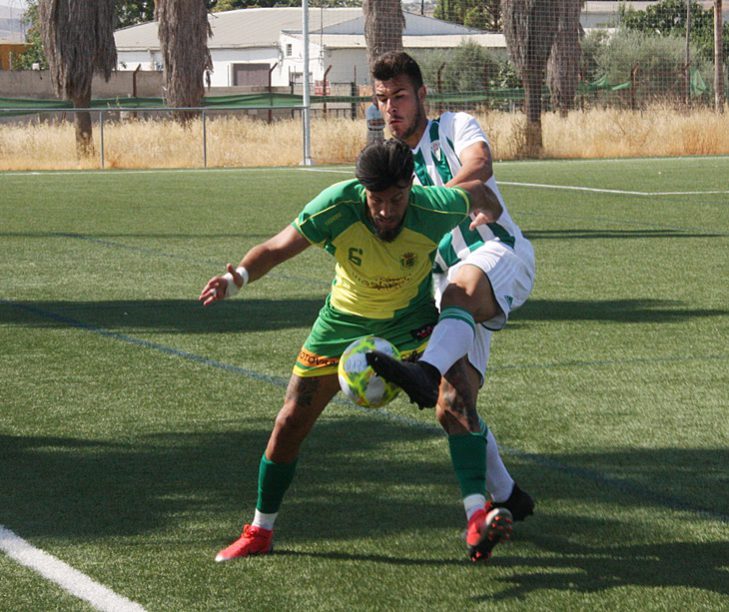 El jugador del Córdoba B peleando con el de Los Barrios. Autor: Paco Jiménez