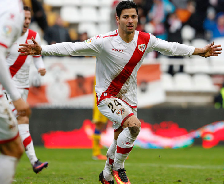 Javi Guerra celebrando un gol con el Rayo Vallecano.