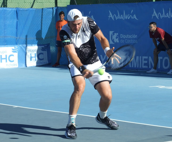 Ilya Marchenko golpeando de revés