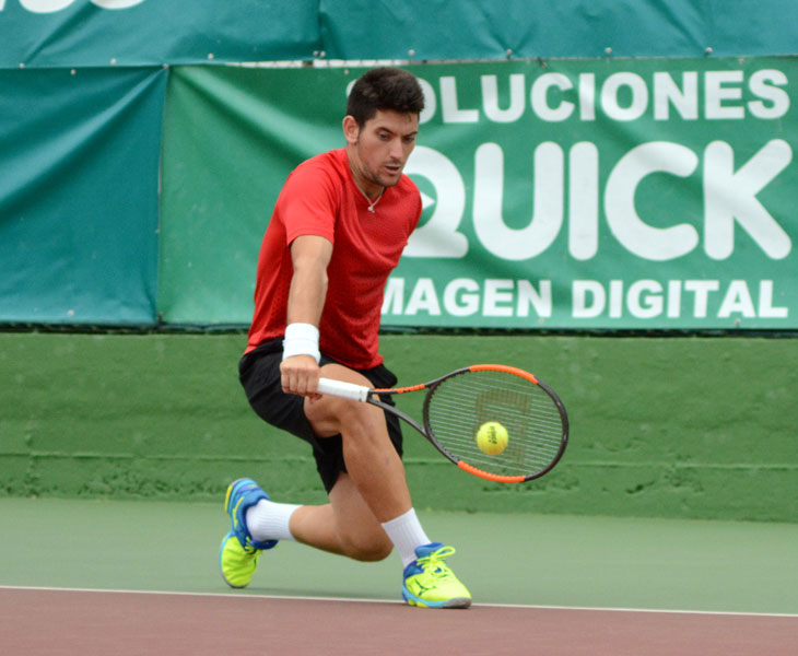 Roberto Ortega golpeando la bola de revés