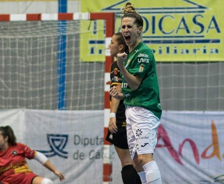 Trini celebrando un tanto con el Guadalcacín