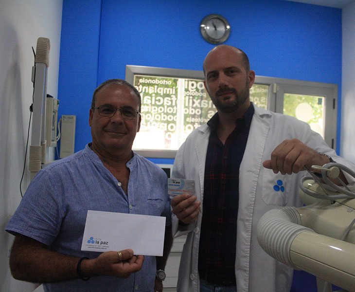El gerente de la Clínica La Paz, Victor, entregó a Francisco Luque el bono del primer blanqueamiento dental sorteado