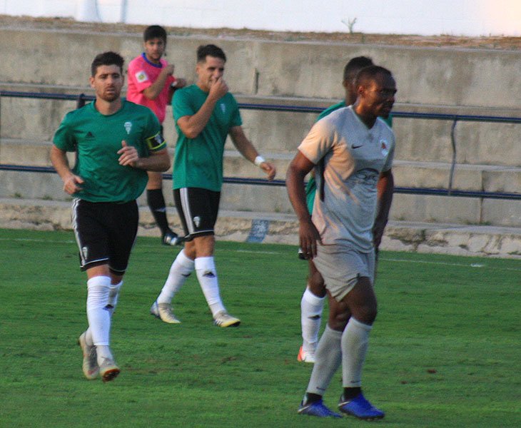Javi Flores y Juanto Ortuño regresando a su campo tras el empate cordobesista