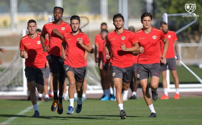 Andrés Martín corriendo series con sus nuevos compañeros del Rayo Vallecano