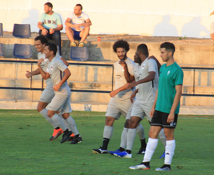 Los jugadores del Al Rayyan celebrando uno de sus tantos ante un contrariado Ángel Moreno