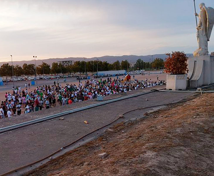 El cordobesismo que se congregó en la puerta 00 de El ArcángelEl cordobesismo que se congregó en la puerta 00 de El ArcángelEl cordobesismo que se congregó en la puerta 00 de El Arcángel