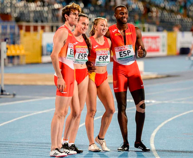 Carmen Avilés con el resto de componentes de su primer relevo con la selección española absoluta