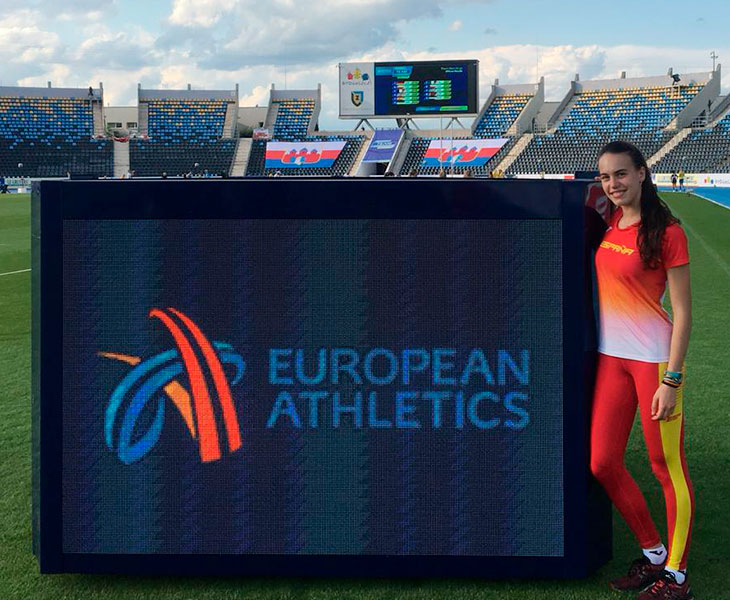 Carmen Avilés posando junto al luminoso del Europeo de Polonia por Selecciones Nacionales
