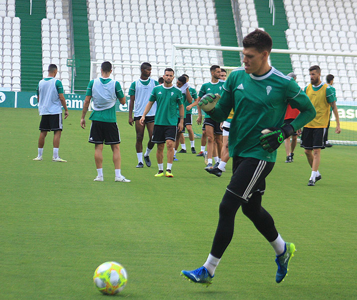 El optimismo de Isaac Becerra. El meta catalán recoge el balón con sus compañeros de fondoEl optimismo de Isaac Becerra. El meta catalán recoge el balón con sus compañeros de fondo