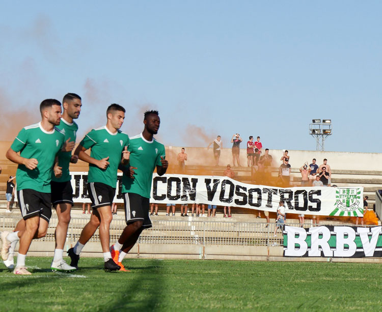 El equipo realizando carrera continua con la afición animándole al fondo. Foto: Córdoba CF