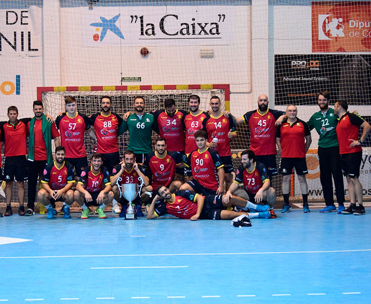 La plantilla del Cajasur Córdoba con la copa de campeón, con Alberto Requena tapándose los oídos y Jesús Escribano mirando para otro ladoLa plantilla del Cajasur Córdoba con la copa de campeón, con Alberto Requena tapándose los oídos y Jesús Escribano mirando para otro lado