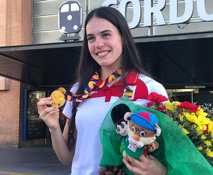 Carmen Avilés posando con su oro a su llegada a Córdoba