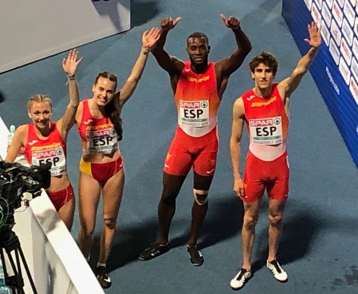 Carmen Avilés y sus compañeros del relevo mixto saludando tras el récord