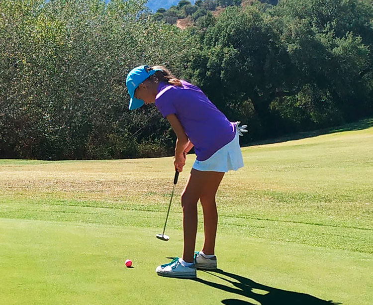 La joven Carmen Crespín putteando en el green del hoyo 18