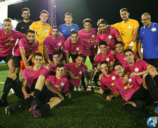 Los jugadores lucentinos posando tras ganar el trofeo en Alhaurín