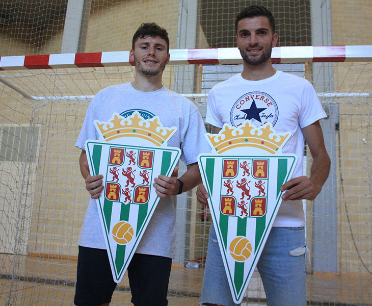 Cristian Cárdenas (i) y Zequi (d) sostienen el escudo del Córdoba CF a falta de camisetas oficiales