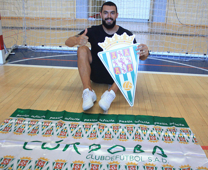 Daniel Gisson posando con el escudo y la bandera del Córdoba Patrimonio de la Humanidad