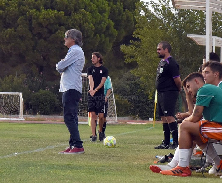 Enrique Martín siguiendo el juego ante el Recreativo Granada