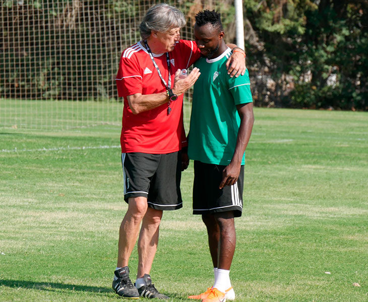Enrique Martín bromenado con Owusu en su primera vez en la Ciudad Deportiva.